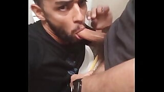 Servindo a v&aacute;rios machos desconhecidos no box do banheiro do metr&ocirc; - COMPLETOS E EXCLUSIVOS NO RED