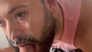 Ragazzo italiano succhia un cazzo e viene schizzato in faccia