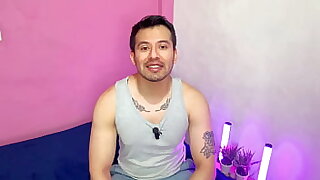 Hombre musculoso pre&ntilde;a a su compa del gym&excl; se la deja ir sin condon y lo pone a olfatear sus boxers mientras se la clava&period; Relato sexual