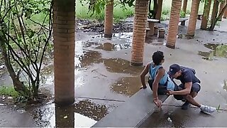 MORADOR DE RUA TAVA BATENDO UMA NO BANCO DA PRA&Ccedil;A APARECEU UM CARA E CHUPOU O PAUS&Atilde;O DO MORADOR E SENTOU ATE GOZAR OS CARAS FICARAM OLHANDO