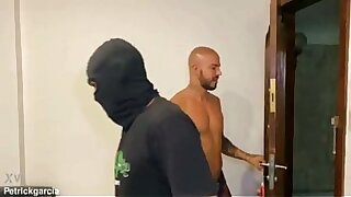 O hetero sigiloso do pr&eacute;dio me chamou para gozar dentro do meu cuzinho de tanto tes&atilde;o gozei sem por a m&atilde;o no meu pau