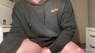 Asian bodybuilder flexes his guns on stream