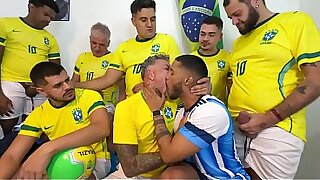 YURI GA&Uacute;CHO - SURUCOPA - GANGBANG NO RITMO DA COPA - JOGADORES DOTADOS ENTRANDO COM BOLA E TUDO&excl;