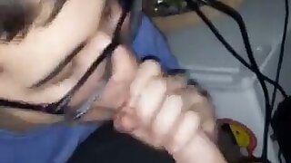 Novinho branquinho engolindo rola de machos