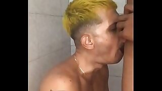 Trouxe o novinho galudao pra me engasgar na pica dele no banheiro aqui de casa depois da aula de jiu-jitsu