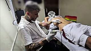 Depois da tatuagem comi o casal todo