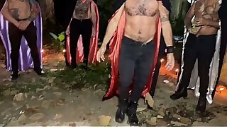 ORGIA NO HALOWEEN BRUXOS EM A&Ccedil;&Atilde;O FAZENDO SEXO